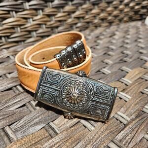 Vintage Leather Bohemian Cowgirl Engraved Silver Toned Buckle Tan Belt 30in